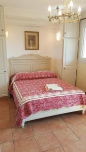 卡尔维Résidence Le Home的一间卧室配有一张带红色毯子的大床