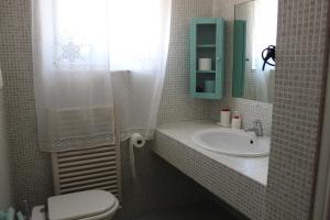 马泰拉皮佐卡尼奇奥住宿加早餐旅馆的一间带水槽、卫生间和镜子的浴室