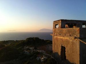 ArkoiArki Island-Katsavidis的一座旧建筑,位于海边的山顶上