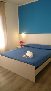 洛特佐拉伊奥里亚斯特拉酒店的一间卧室配有一张蓝色墙壁的床