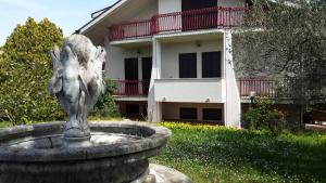 TreglioLa villa più bella con piscina的一座房子前面喷泉里的雕像