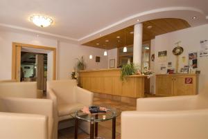 阿布特瑙盖斯特豪斯 - 兰德特奥斯特恩酒店的一间设有椅子和桌子的等候室和一个等候区