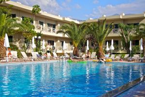 玛利亚Solimar Ruby的棕榈树和椅子的酒店游泳池