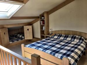 MoergestelMinicamping de Lindehoef的一间卧室配有一张带蓝白色布艺毯的床