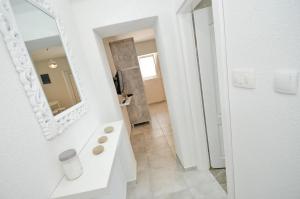 科托尔Bay View Apartments的白色的浴室设有水槽和镜子