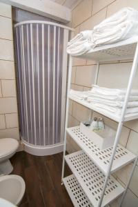 马萨夫拉Rifugio Massafera的一间带卫生间的浴室和一个带毛巾的架子
