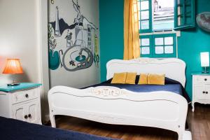 圣地亚哥福里斯托旅馆的一间卧室设有两张白色的床和蓝色的墙壁