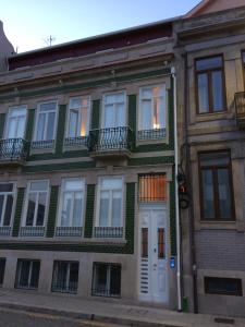 波尔图Porto Alive的街道上设有白色门窗的建筑