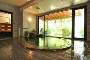 汤泽町音羽屋旅馆的大楼内带水池的房间