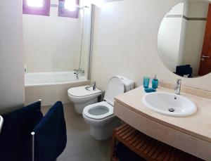 Comfy duplex in Puerto Calero的一间浴室