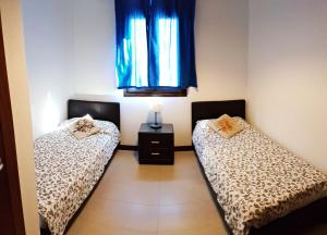 Comfy duplex in Puerto Calero客房内的一张或多张床位