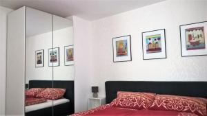 明斯特Studio Muenster City的一间卧室配有一张床,墙上挂着一些图片