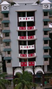 古瓦哈提千禧酒店的上面有红色和白色标志的建筑