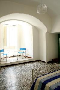 卡萨拉诺Palazzo Gallo的一间设有两把椅子、一张桌子和一个窗户的房间