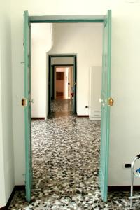 卡萨拉诺Palazzo Gallo的通往走廊的开放式门,有一层石头