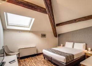 科莫艾尔伯格菲兰其酒店的一间卧室设有一张床和一个窗口