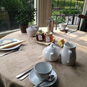 贝里罗斯特热瓦酒店-宾馆的桌子,带茶杯和果酱的桌布
