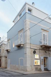 鲁沃迪普利亚La casa dei colombi的白色的建筑,旁边设有阳台