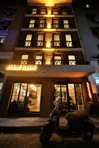 伊斯坦布尔Elibol Hotel Old City的夜间停在大楼前的摩托车