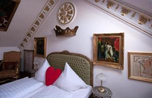 波鸿Rittergut Haus Laer的一间卧室设有两张床,墙上挂着一幅画
