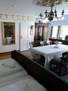 波鸿Rittergut Haus Laer的一间配备有白色桌椅的用餐室