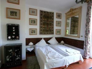 波鸿Rittergut Haus Laer的一间卧室配有一张带白色床单和镜子的床