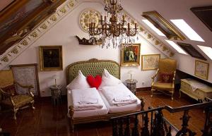 波鸿Rittergut Haus Laer的客厅配有带2个红色枕头的沙发