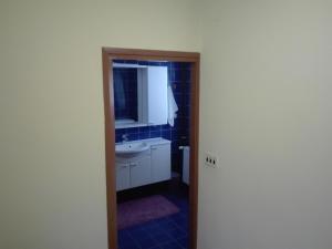 普利拉卡Rooms AMG的一间带水槽和镜子的浴室