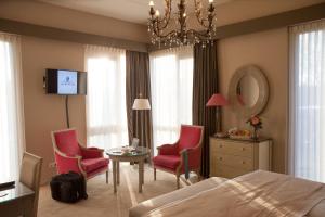 皮滕霍夫万普滕酒店的一间卧室配有一张床、两把椅子和一张桌子