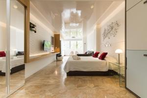 大加那利岛拉斯帕尔马斯Suites Garden Loft Munch的一间卧室配有一张大床和镜子