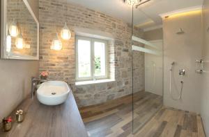 斯普利特Aspalathos Residence的一间带水槽和玻璃淋浴的浴室