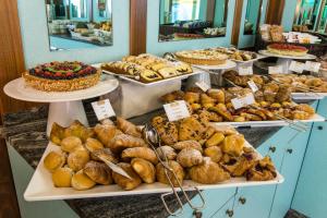 利尼亚诺萨比亚多罗米拉马雷酒店的面包店,提供多种不同的糕点和馅饼