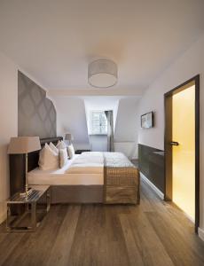 亚琛哈恩纳德酒店的一间卧室配有一张大床和一张桌子