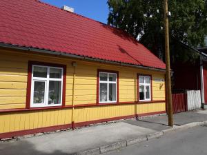 派尔努Theodori Holiday House的红色的黄色建筑,有红色的屋顶