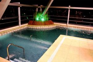 罗萨里奥罗斯大厦酒店的一座带喷泉的游泳池