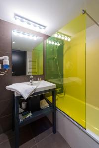 马塔罗新科隆酒店的一间带水槽和淋浴的浴室
