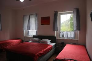 科热诺夫勒斯达卡公寓的一间卧室设有两张床和窗户。