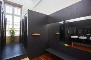 波尔图旅客旅舍的一间带两个盥洗盆和大镜子的浴室