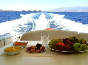 埃拉特红海船屋的船上的水果和蔬菜桌子