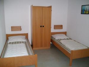 卡尔斯鲁厄约根赫伯格卡尔斯鲁厄酒店的一间卧室配有两张床和橱柜