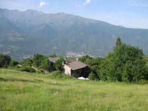 San Giorio埃维莉娜住宿加早餐旅馆的山地中的一座古房子