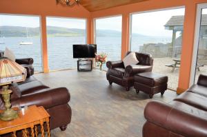 KamesTaigh na Mara的客厅配有皮革家具,享有水景