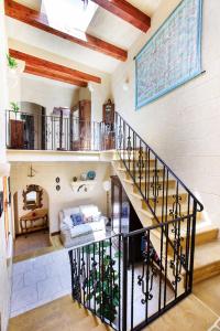 沙拉L'Ghorfa的一间客厅,位于一个房子的螺旋楼梯