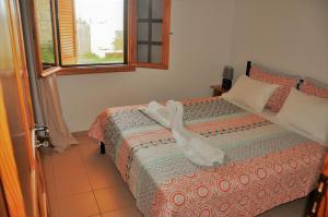 皮特斯迪亚Villa Leonidas的一间卧室配有带毛巾的床