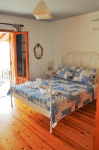 皮特斯迪亚Villa Leonidas的铺有木地板的客房内设有一间卧室和一张床。