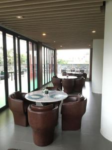 南宁锦江之星南宁朝阳广场人民公园店的用餐室设有桌椅和窗户。