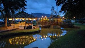 瓜斯卡果园咖啡旅馆的夜间河边的凉亭