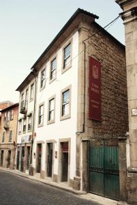 沃泽拉卡萨博物馆酒店的街道边的白色建筑