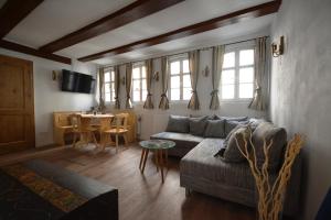罗滕堡步云莱公寓的客厅配有沙发和桌子