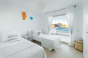 圣何塞Casa Hayman Cerrogordo的海景白色客房的两张床
